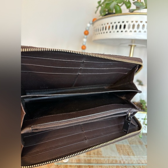 GUCCI CHOCOLATE BROWN EMBOSSED FULL ZIPPY WALLET WITH BOW GOLD HARDWARE - Picture 6 of 14